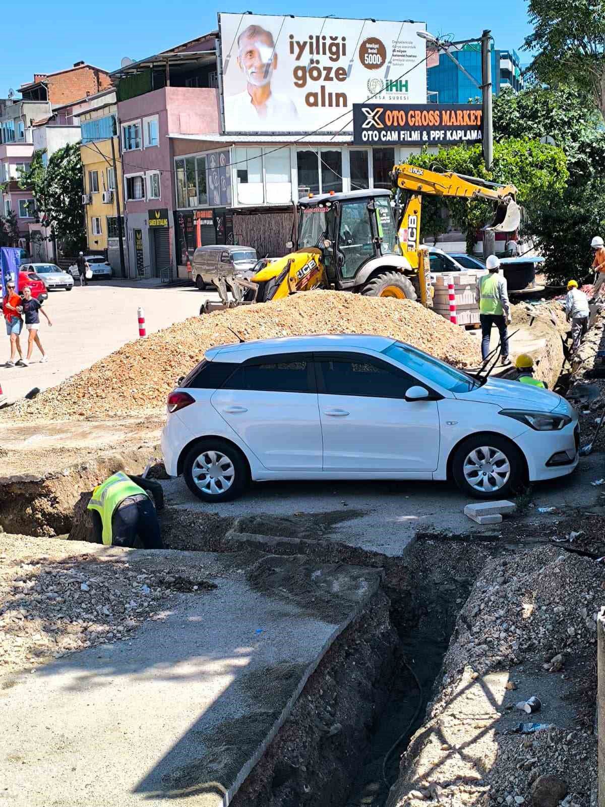 UEDAŞ'tan Araç Sahibine İlginç Çözüm: Otonun Etrafını U Şeklinde Kazdılar