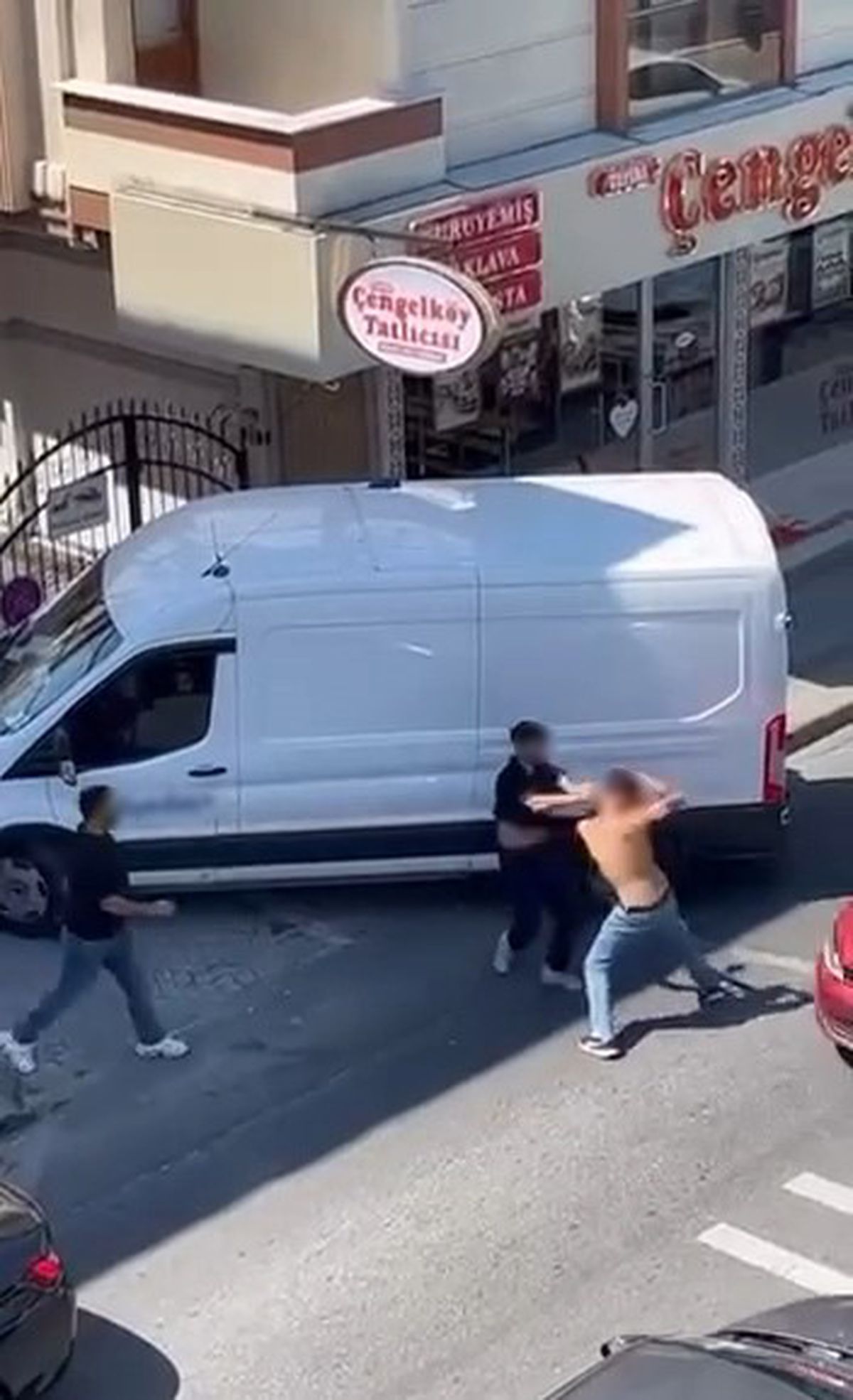 Ataşehir'de Sokak Ortasında Tekme Tokat Kavga