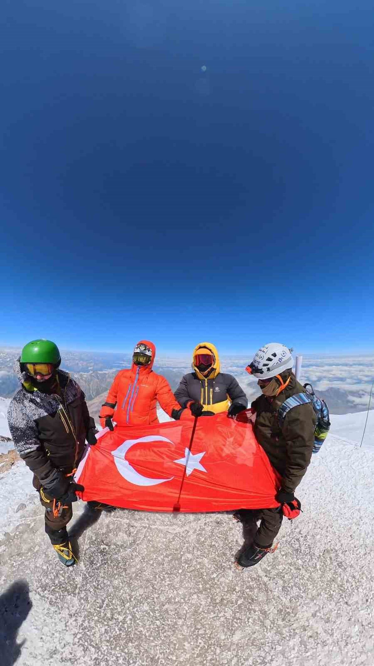 Elazığlı Sporculardan Elbrus Zaferi: Avrupa'nın En Yüksek Zirvesinde Türk Bayrağı Dalgalandı