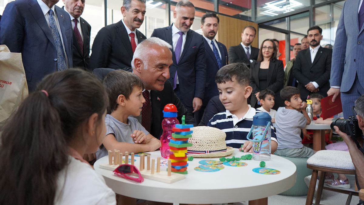 Bakan Ersoy Şırnak'ta Yeni Kütüphanenin Açılışını Yaptı: 'Üreten Kütüphaneler' Vizyonuyla Kalkınma Hedefi