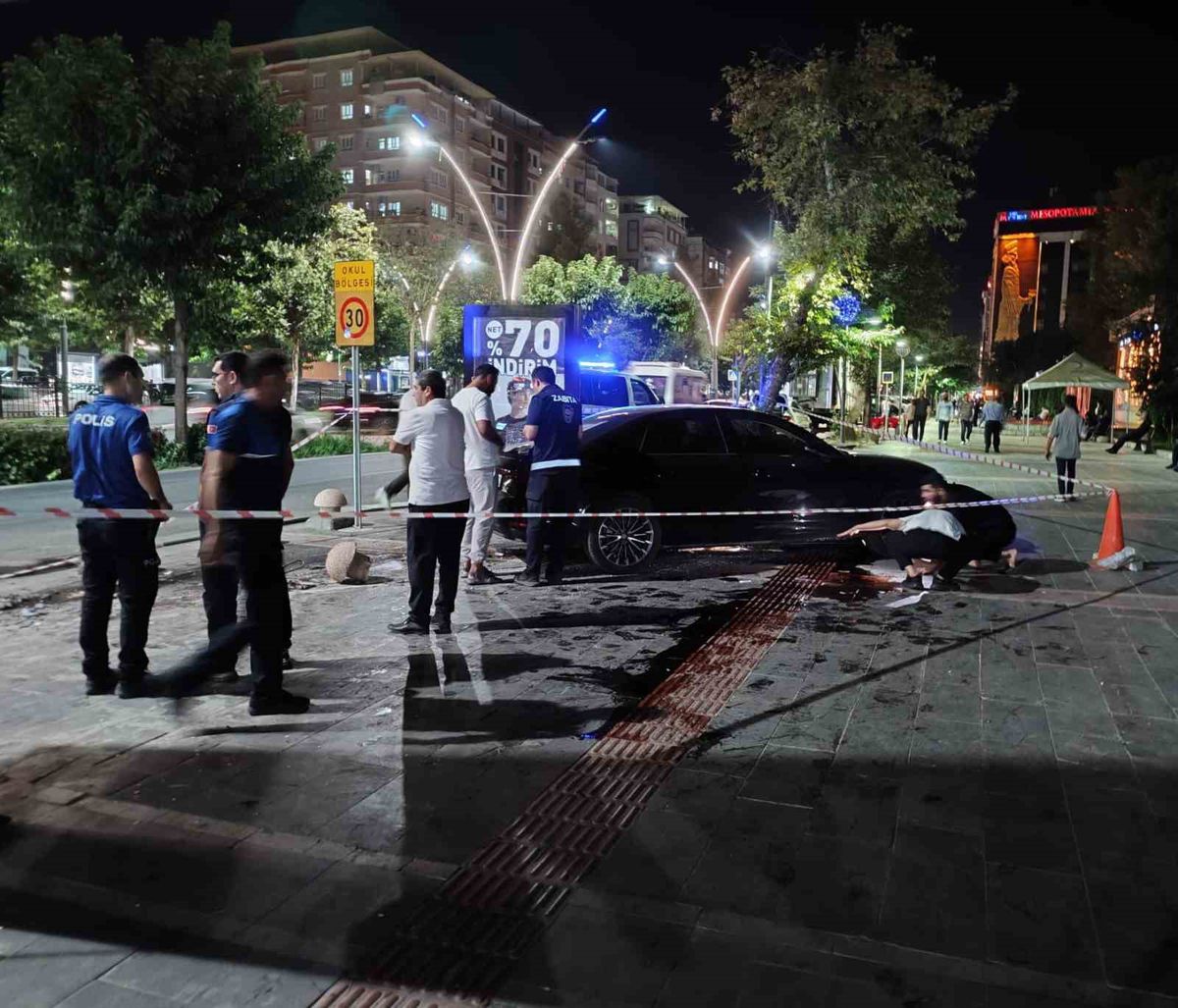 Batman'da kontrolden çıkan otomobil elektrik direğine çarptı: Yaralanan yok