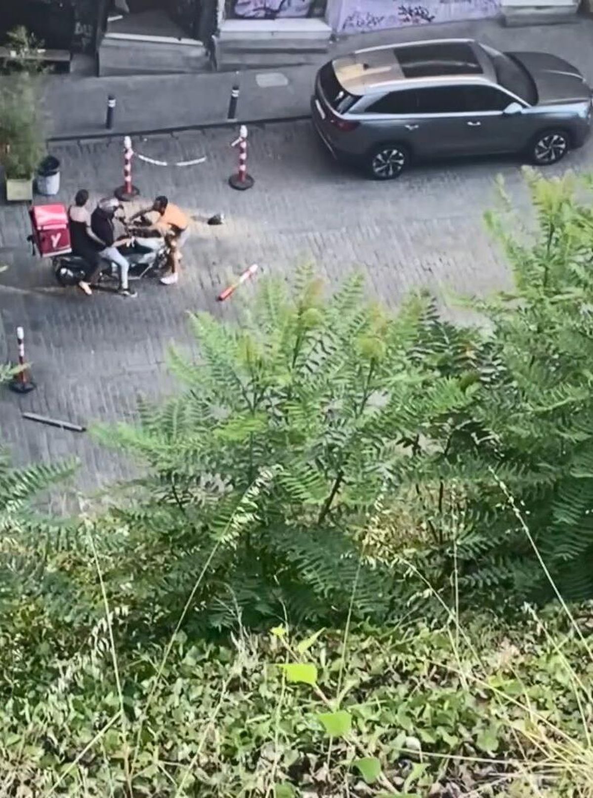 Yarı Çıplak Şahıs Motosikletin Önüne Atladı: Dayak Yedi, Gözaltına Alındı