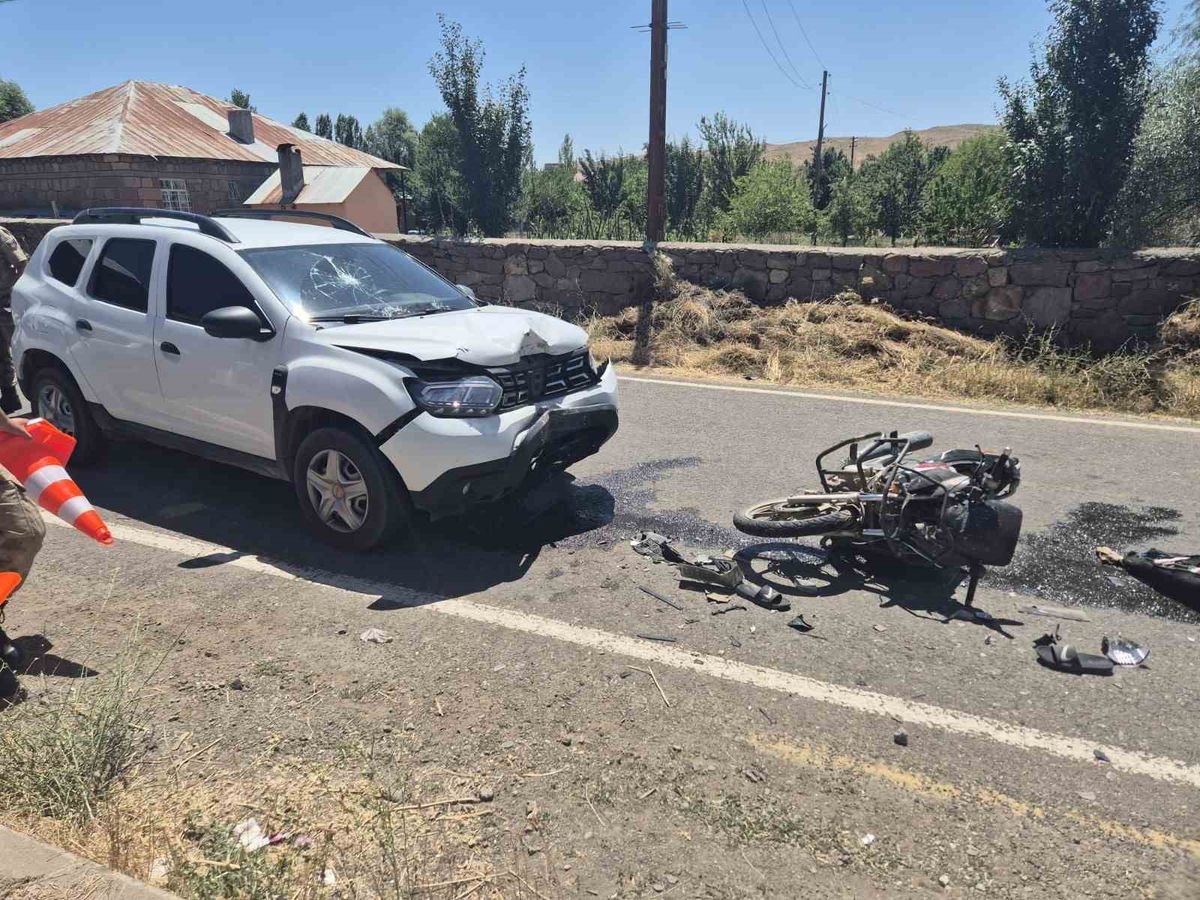 Bingöl'de Motosiklet ile Otomobil Çarpıştı: 3 Yaralı
