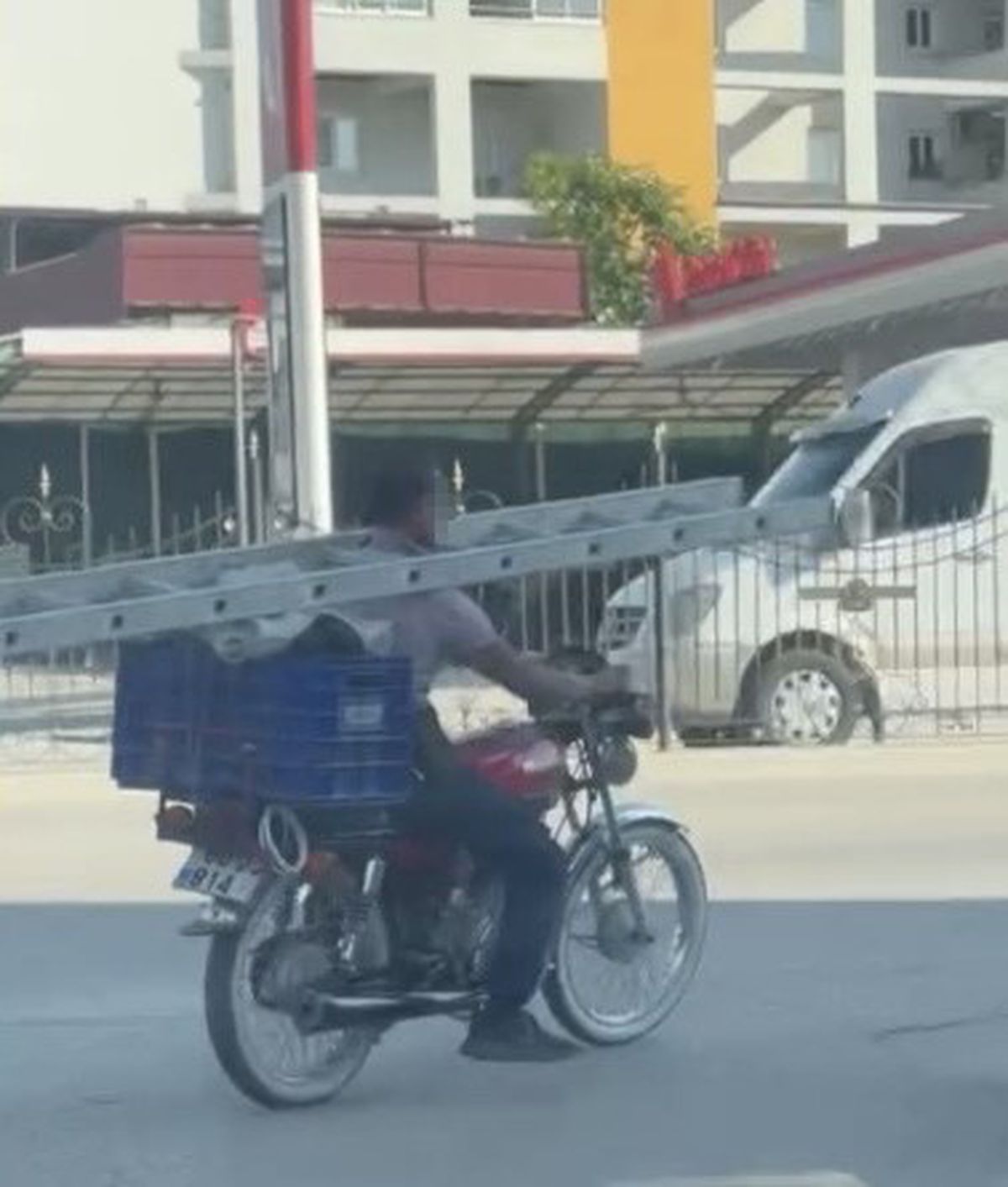 Osmaniye'de Esnaftan İlginç Taşıma Yöntemi: Boynunda Merdivenle Motosiklet Kullandı