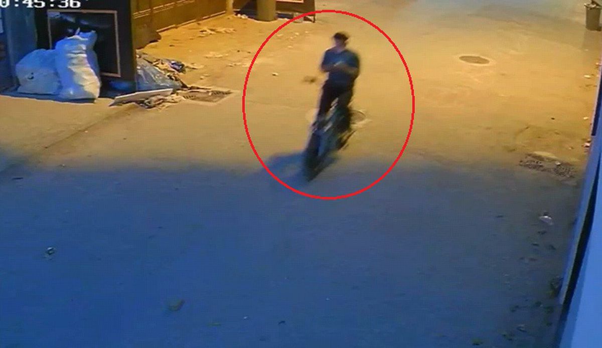 Cep Telefonuyla İlerlerken Park Halindeki Araçlara Çarptı, Kaçtı