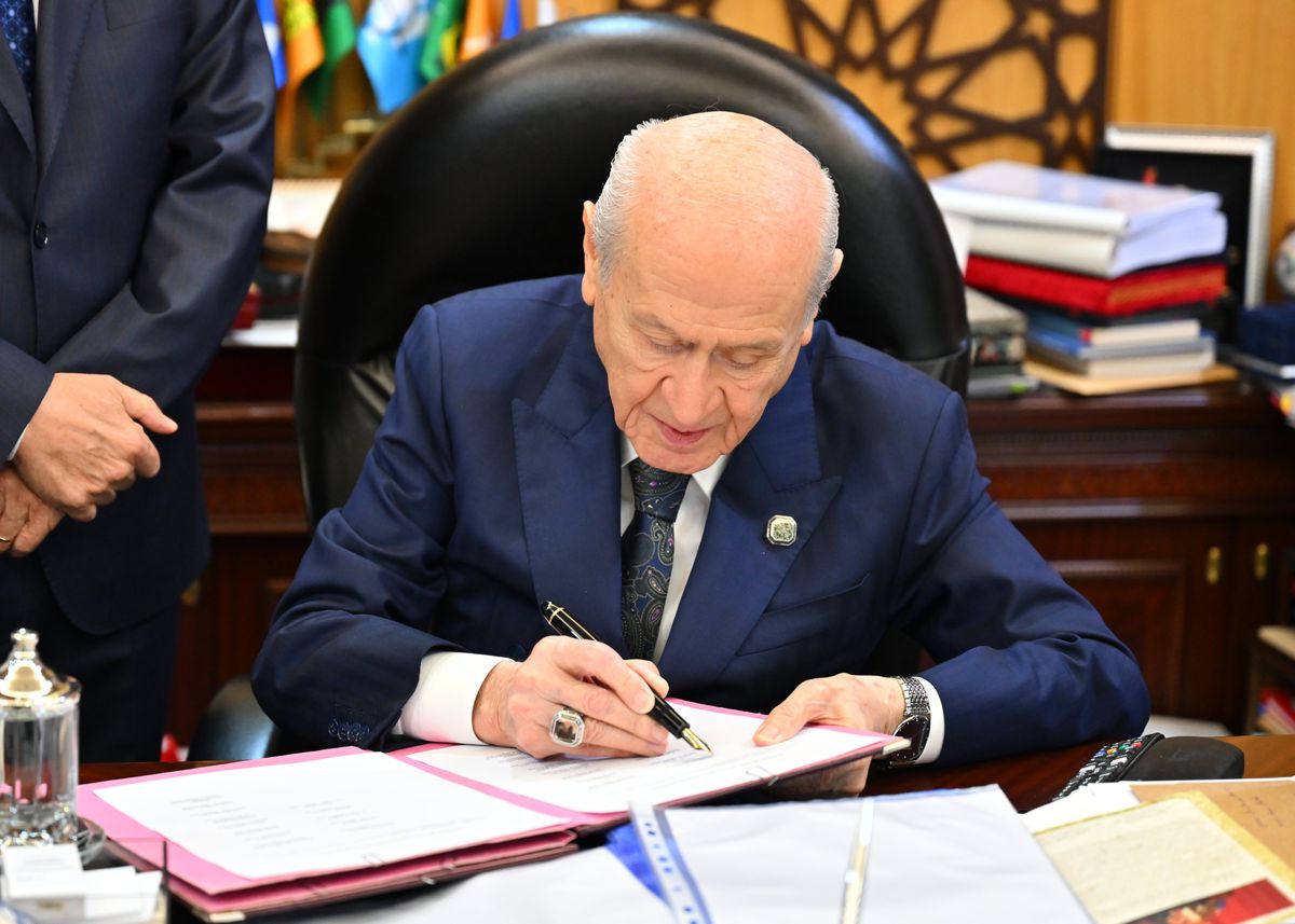 Bahçeli'den tarihi imza: Çerçeve yasa teklifi