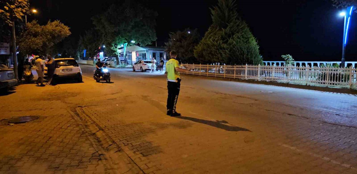 Cide'de Motosiklet-Otomobil Çarpıştı: 1 Yaralı