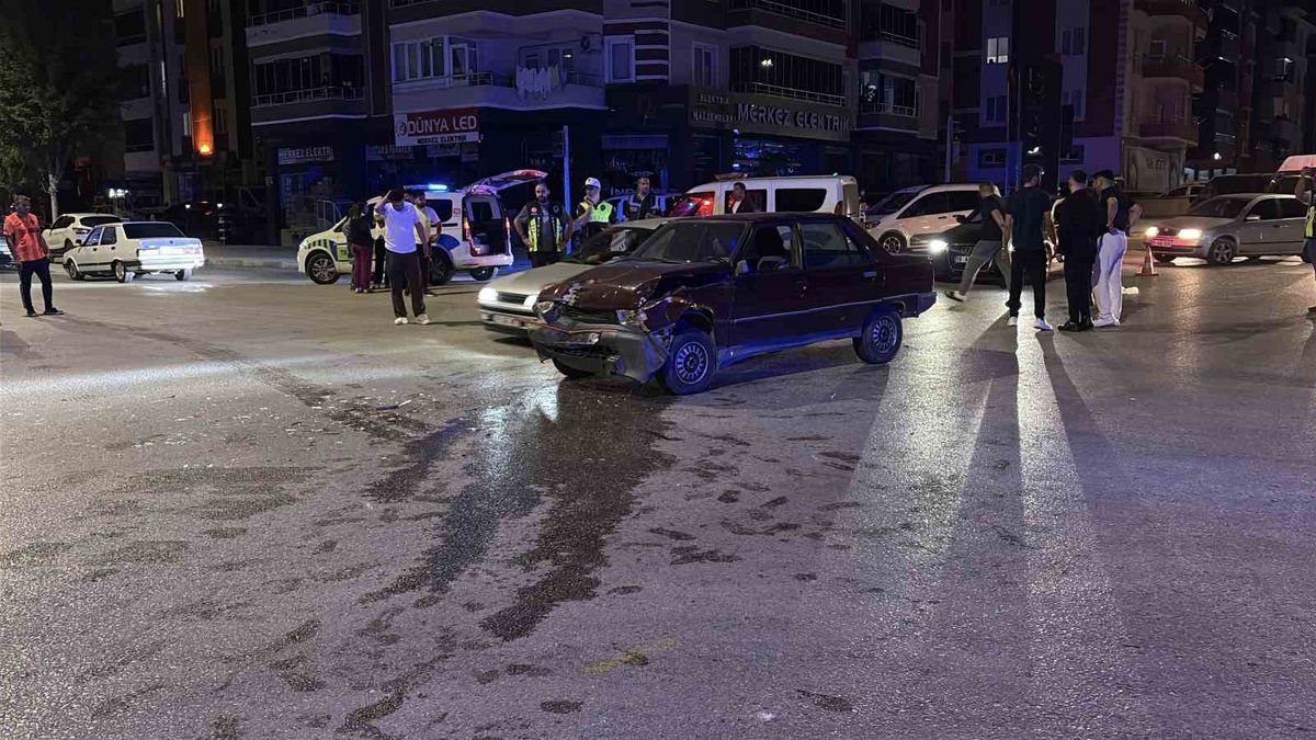 Çorum'da alkollü sürücü kazaya karıştı, yardıma gelen genci darbetti