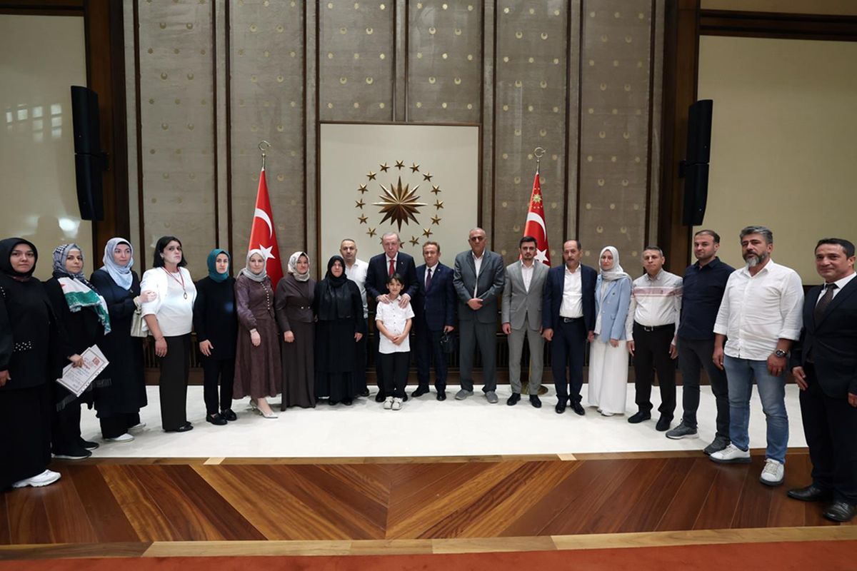 Cumhurbaşkanı Erdoğan, Kahramanmaraş'taki okul saldırısında hayatını kaybeden öğrencilerin aileleriyle görüştü
