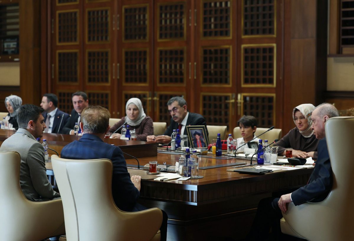 Erdoğan, Kahramanmaraş'taki Okul Saldırısında Hayatını Kaybeden Öğrencilerin Ailelerini Kabul Etti