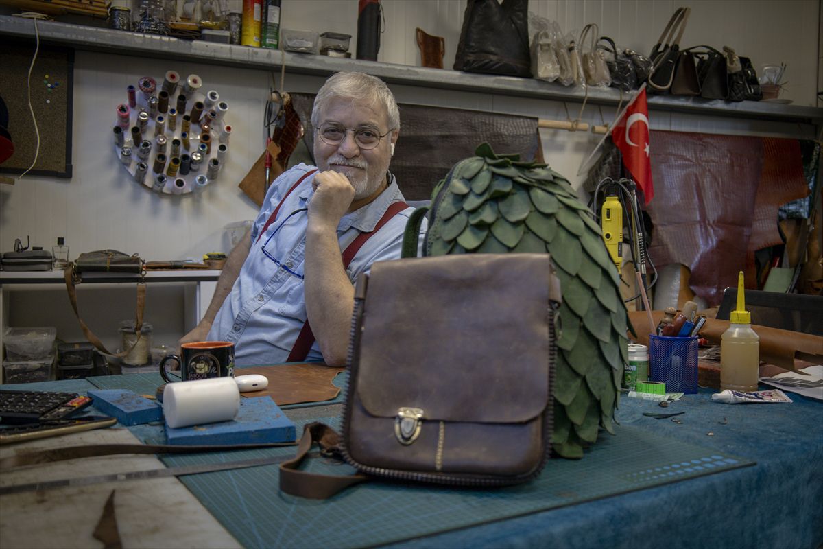 Malatyalı emekli deri zanaatını yaşatıyor