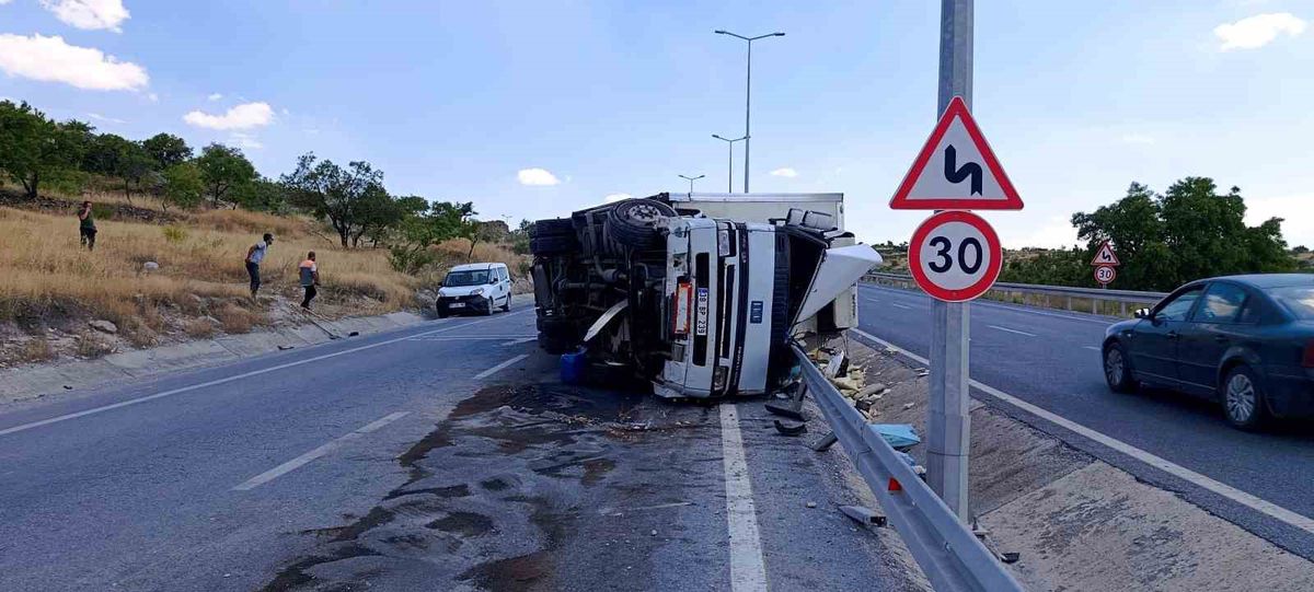 Kayseri'de Tır Devrildi: Sürücü Yaralandı