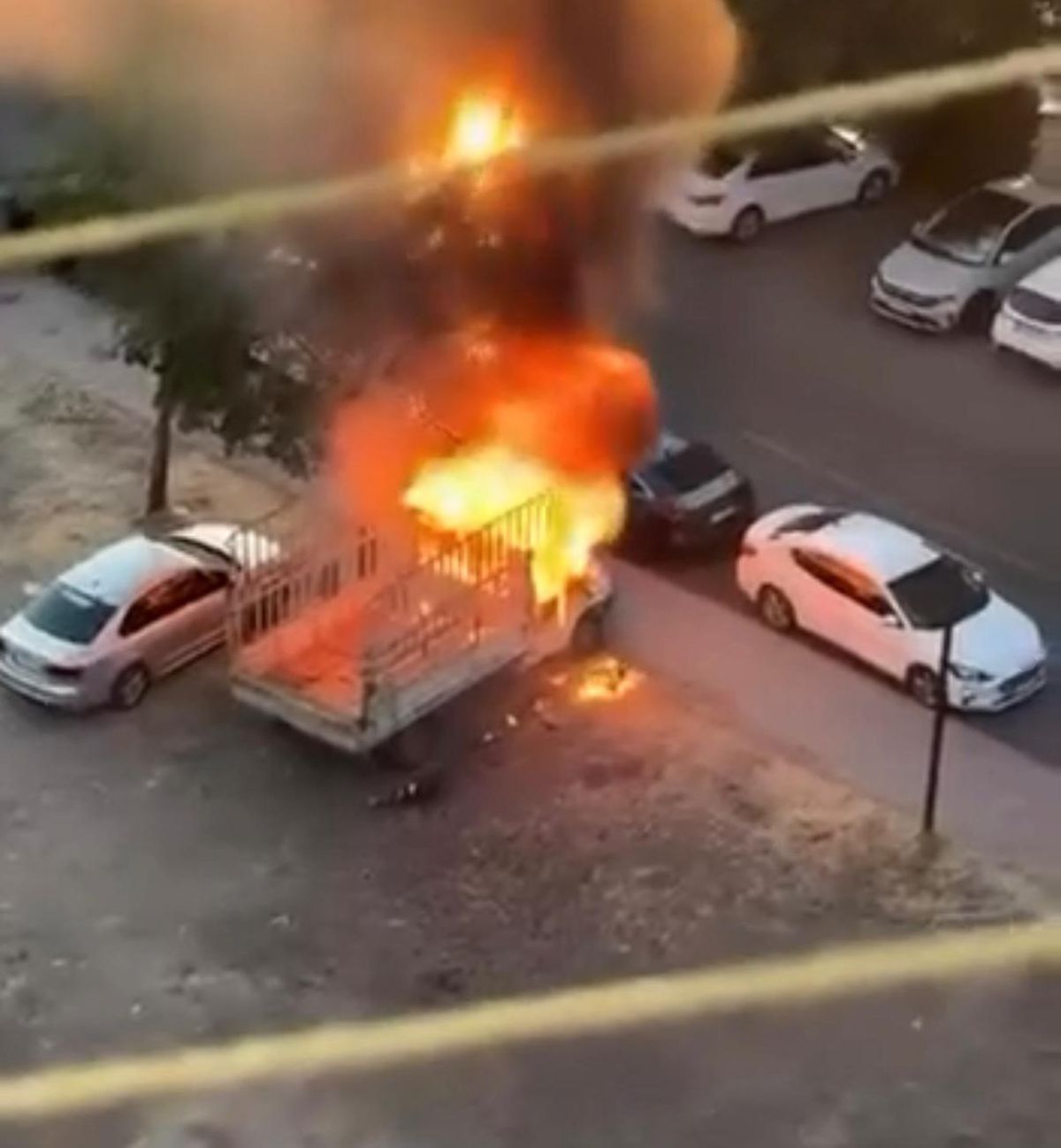 Diyarbakır'da Park Halindeki Kamyonet Alev Aldı