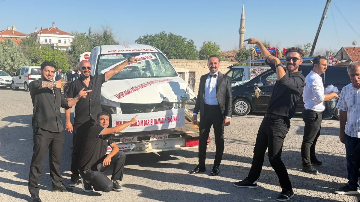 Edebiyat Öğretmenine Mizahi Hurda Otomobil Hediyesi