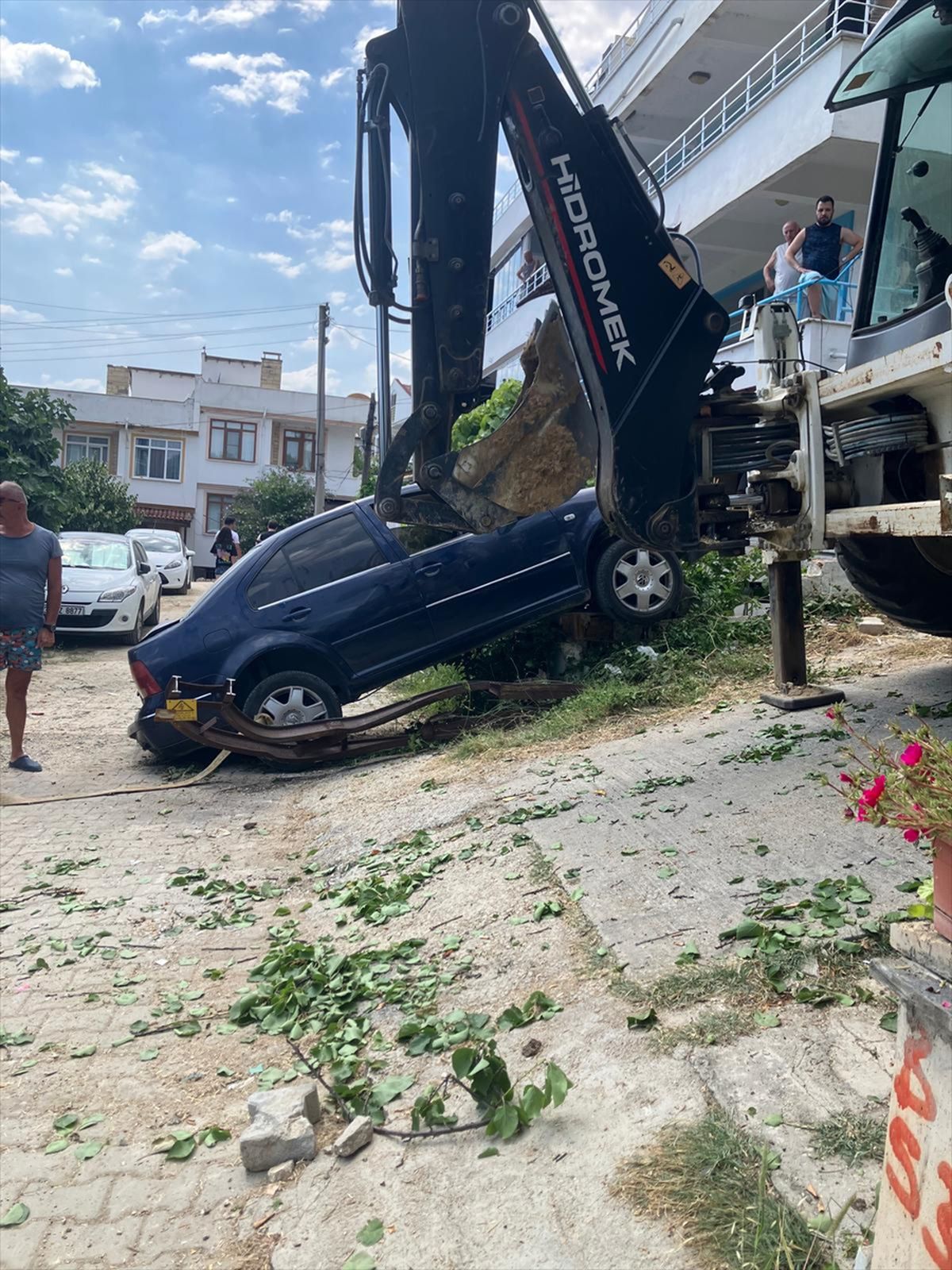 Keşan'da Elektrik Direğine Çarpan Otomobilde Hasar