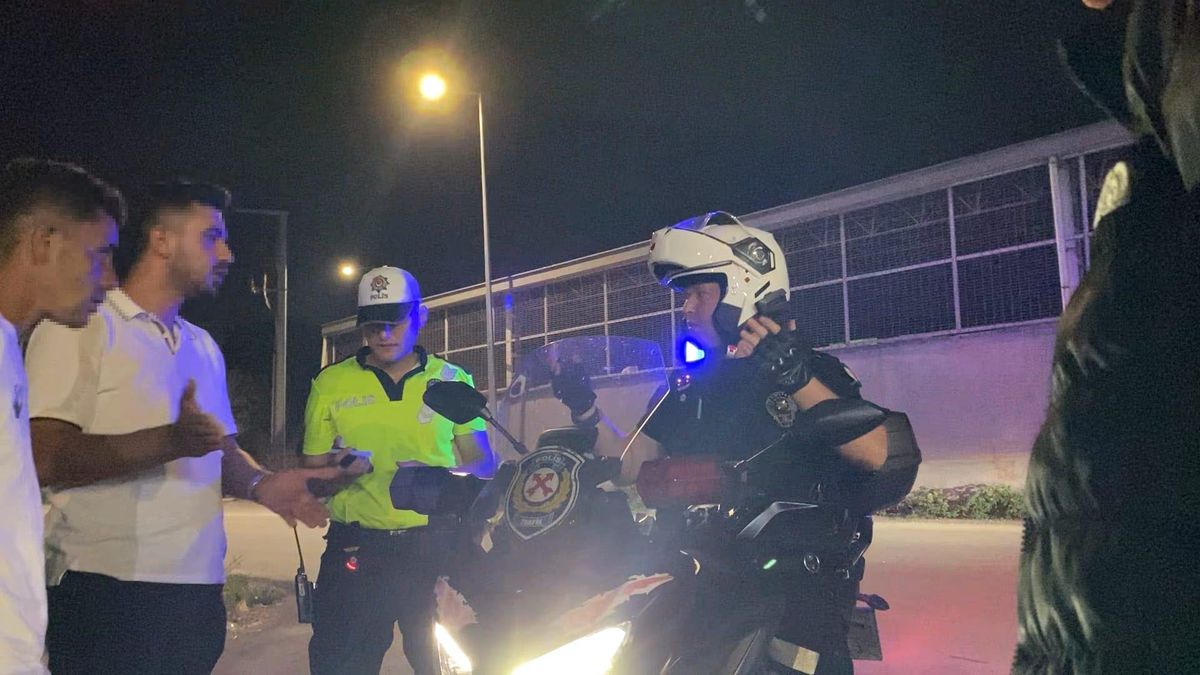 Ehliyetsiz sürücü alkolmetreyi üflememek için polisi oyaladı, 1.5 promil alkollü çıktı