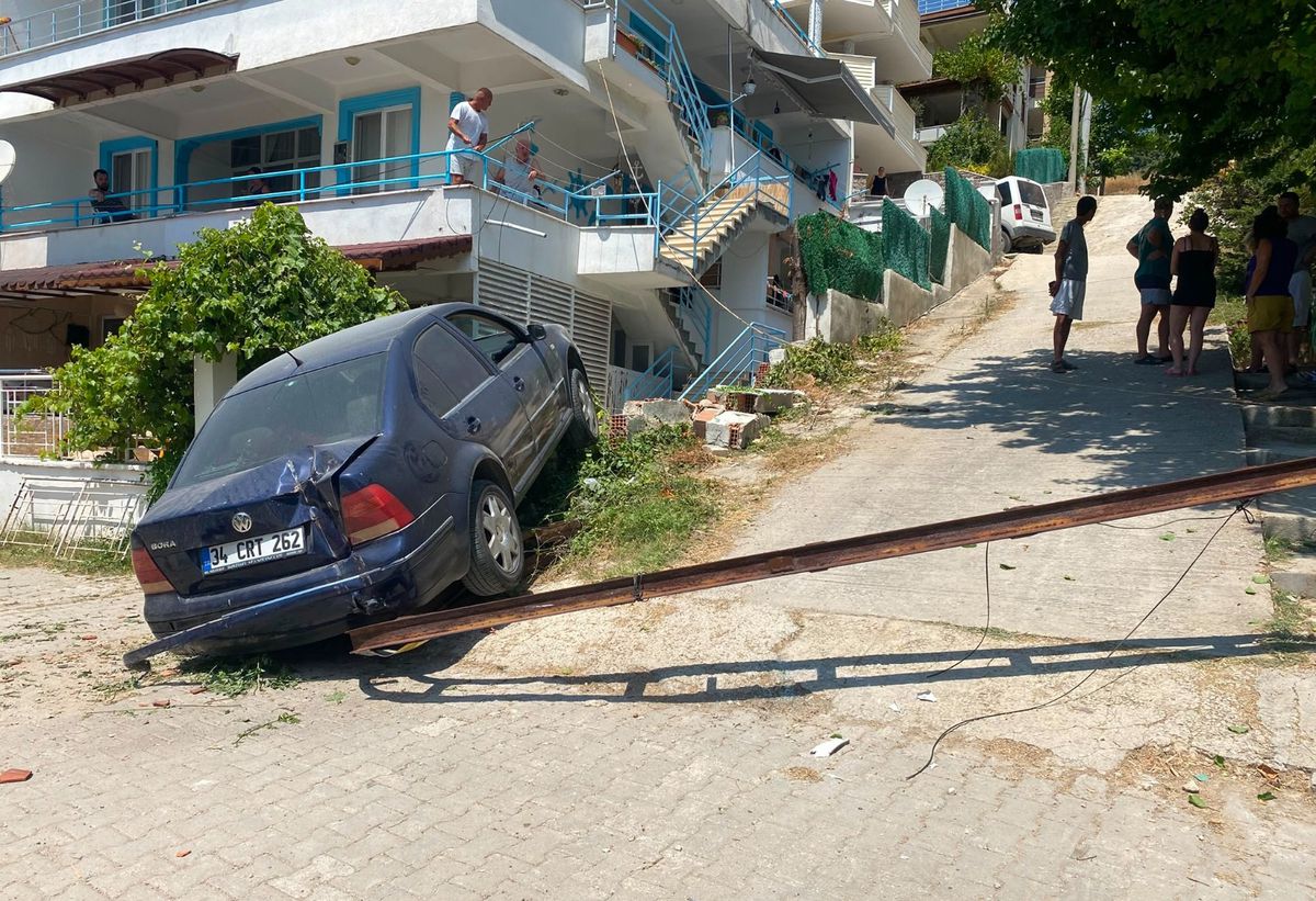 Keşan'da Kontrolden Çıkan Otomobil Önce Direğe Sonra Balkona Çarptı