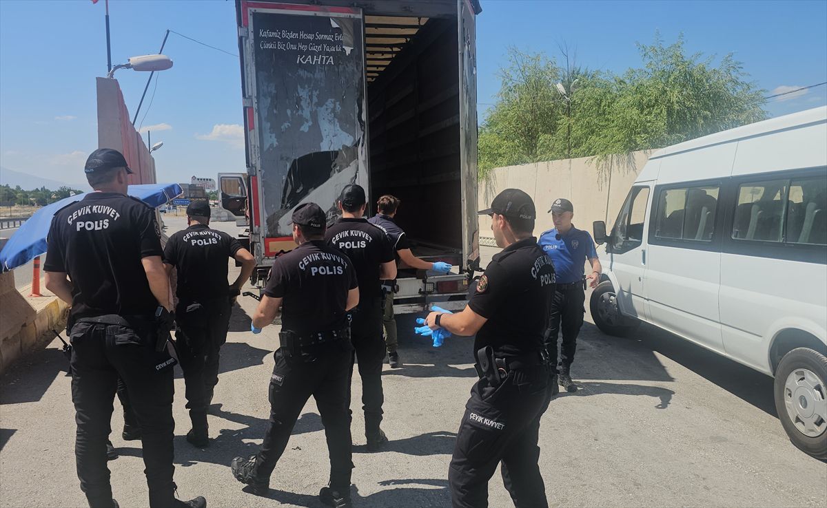 Erzincan'da Tırda 11 Düzensiz Göçmen Yakalandı