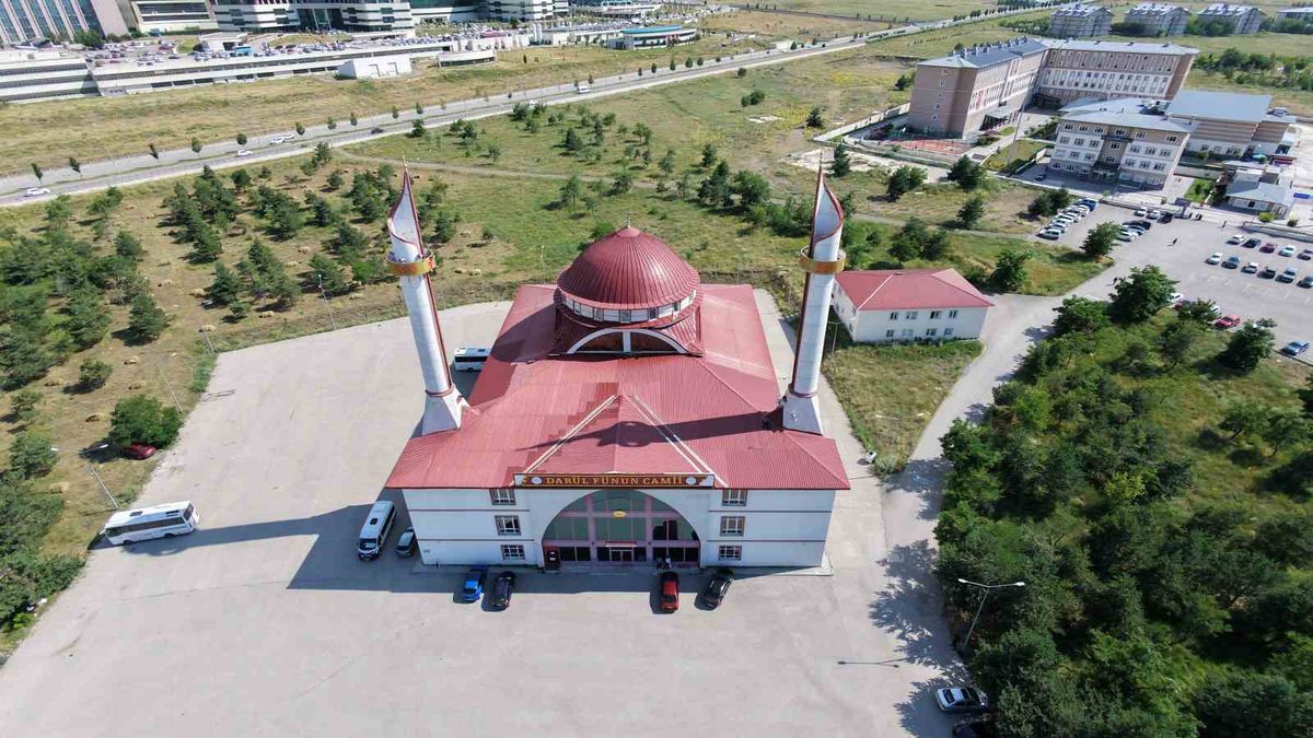 Kalem Minareli Cami Hayran Bırakıyor