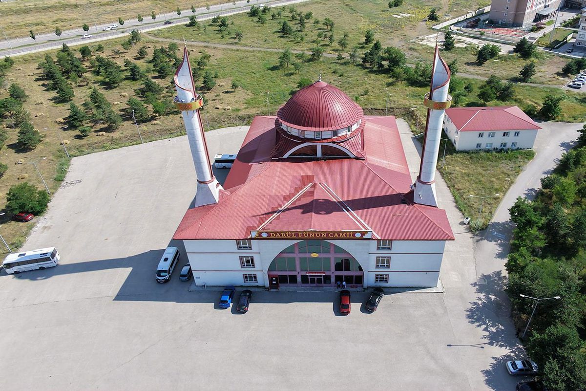 Üniversite kampüsündeki camide ilginç detay: Ziyaretçilerini hayran bıraktırıyor