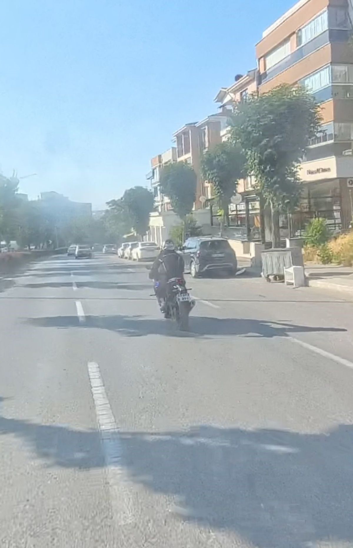 Eskişehir'de Motosiklet Sürücüsünün Ellerini Bırakarak Seyretmesi Kamerada