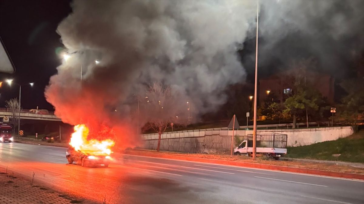 Eskişehir'de Otomobil Yangını: Sürücü Yaralandı
