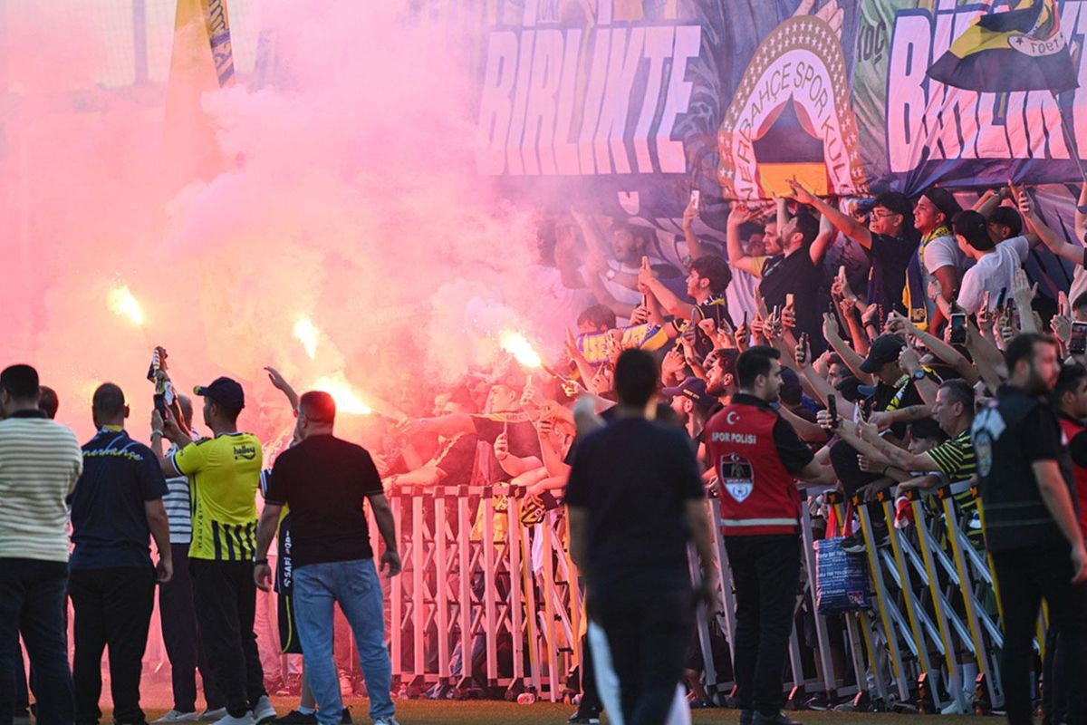 Fenerbahçe, Sturm Graz maçına hazır! Taraftarlar Samandıra'yı adeta yaktı