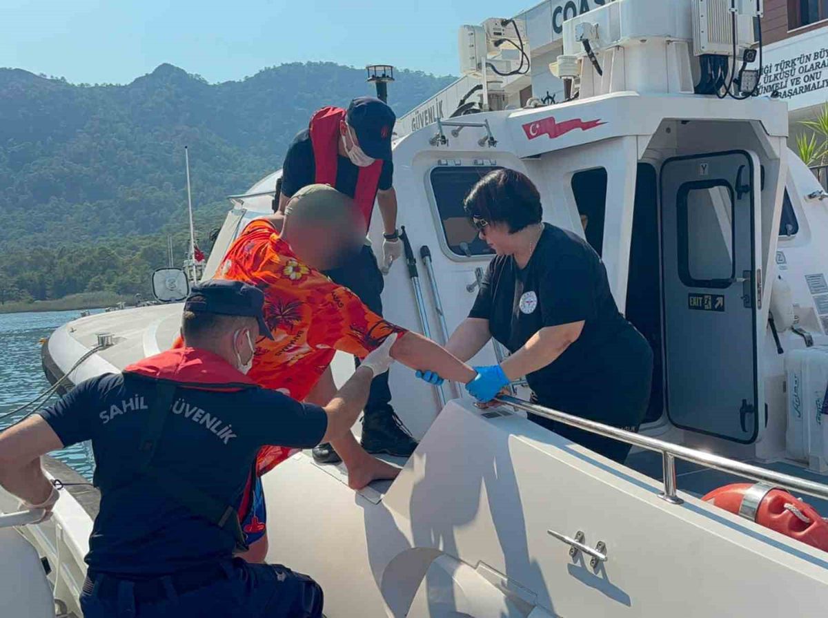 Fethiye'de Gezi Teknesinde Rahatsızlanan Kişi Sahil Güvenlikle Tahliye Edildi