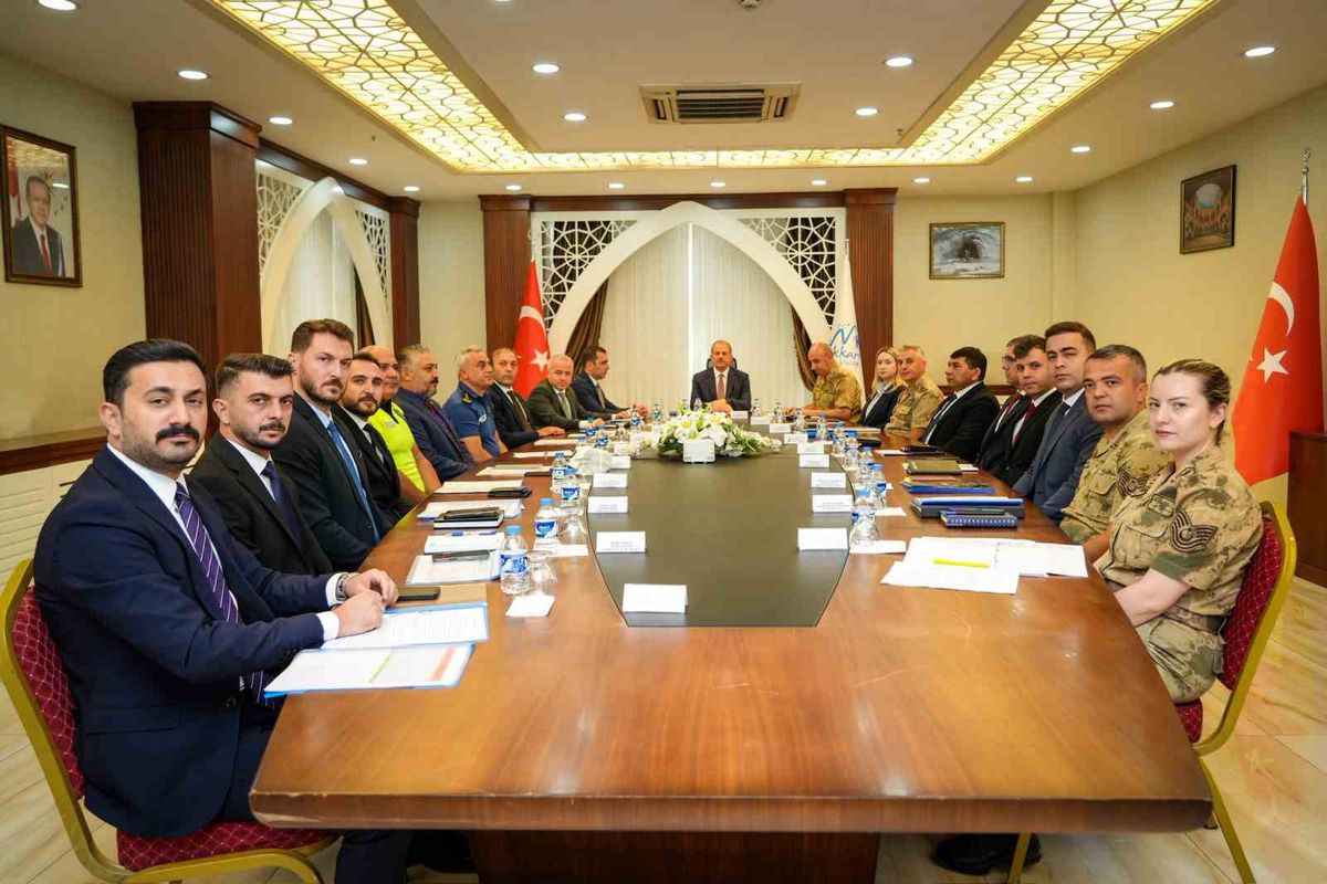 Hakkari’de Asayiş Değerlendirme Toplantısı: Suç Oranlarında Düşüş, 315 Aranan Şahıs Yakalandı