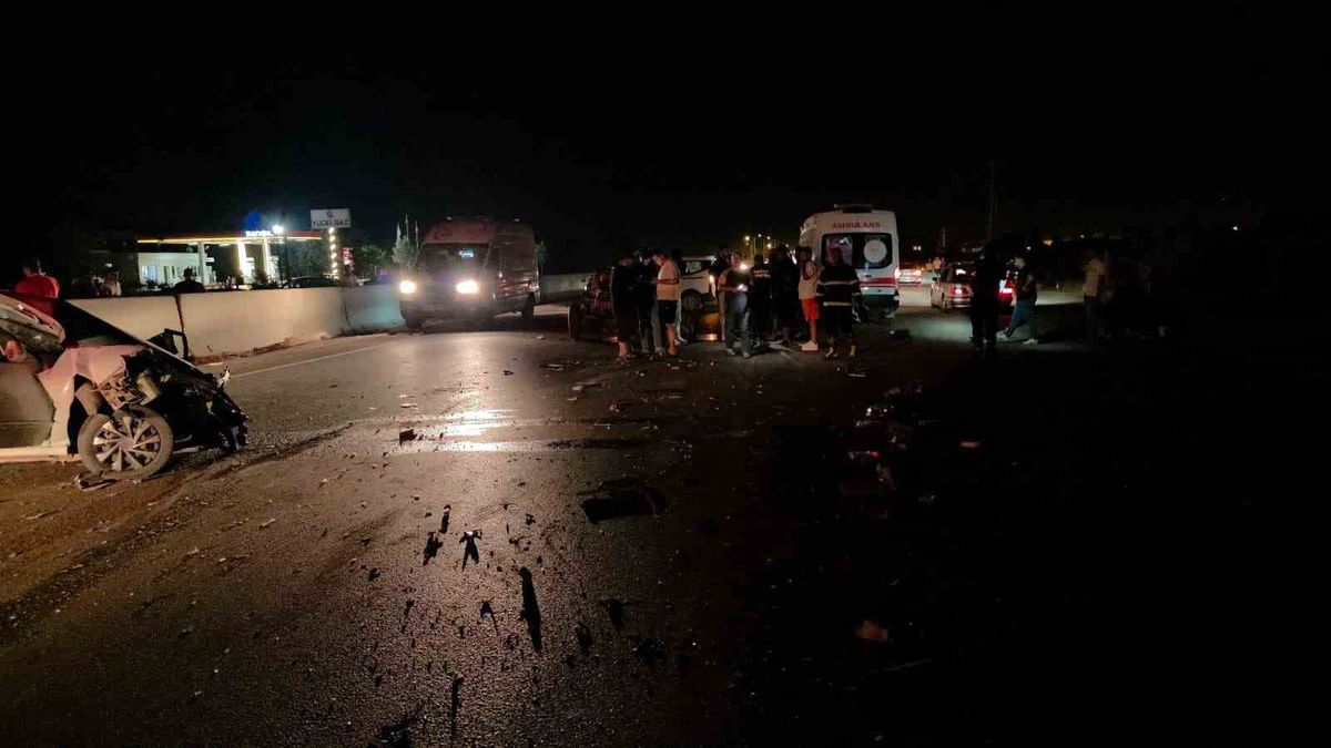 Hatay'da traktör-otomobil çarpıştı: 3 yaralı