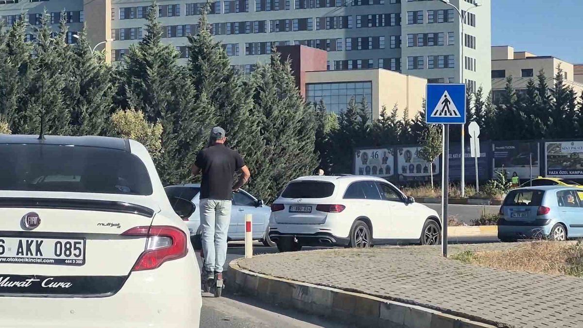 Eskişehir'de E-Skuter Sürücüsünün Tek Elle Telefonla Konuşarak Tehlikeli Yolculuğu Kamerada