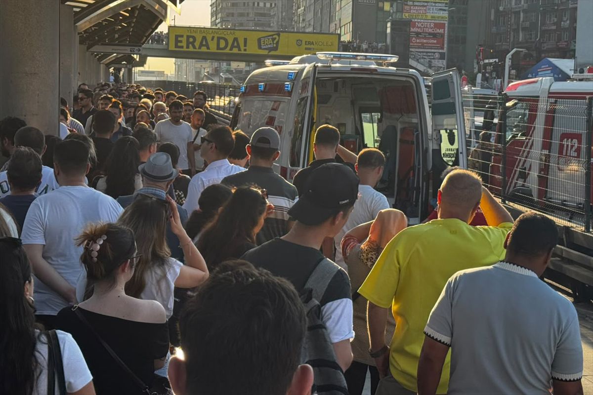 Metrobüs Durağında Feci Kaza: Kadın Ağır Yaralandı