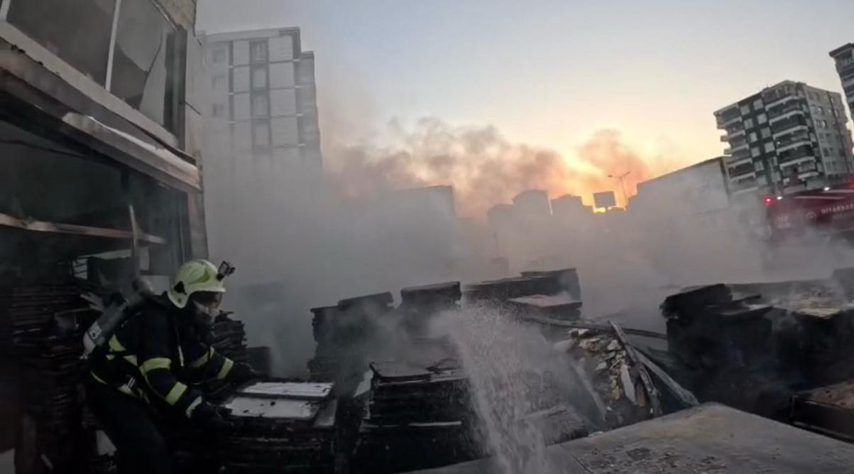 Diyarbakır'da İş Yeri Yangını Kask Kamerasında