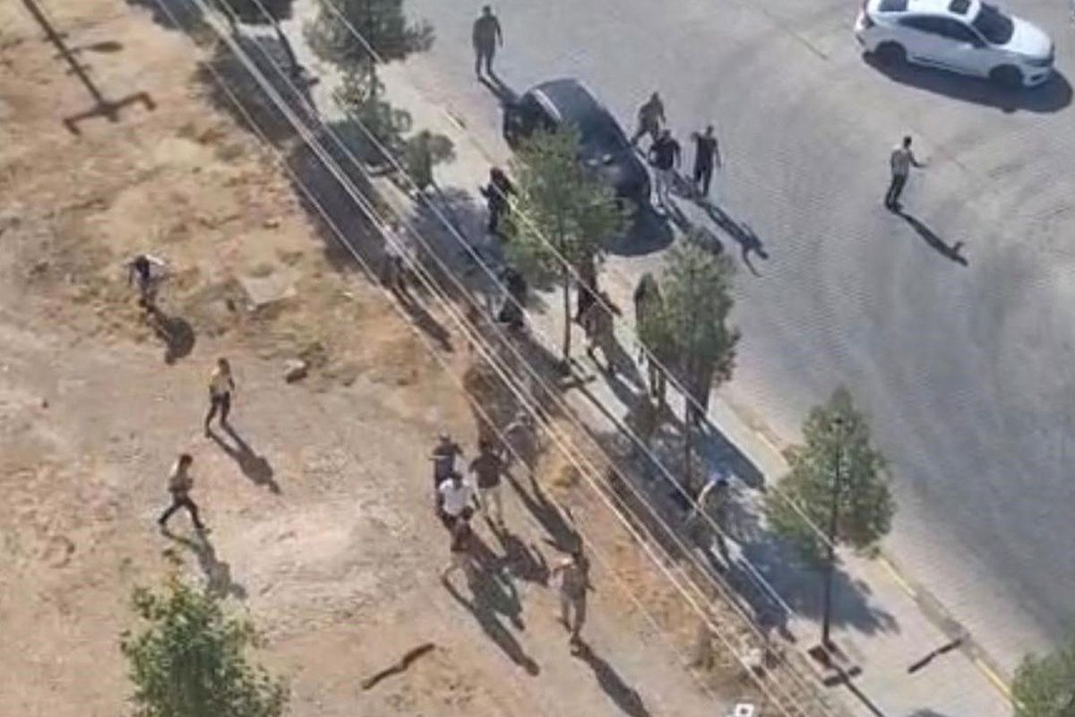 Nizamiye kapısının önünde arazi anlaşmazlığı nedeniyle birbirlerine girdiler