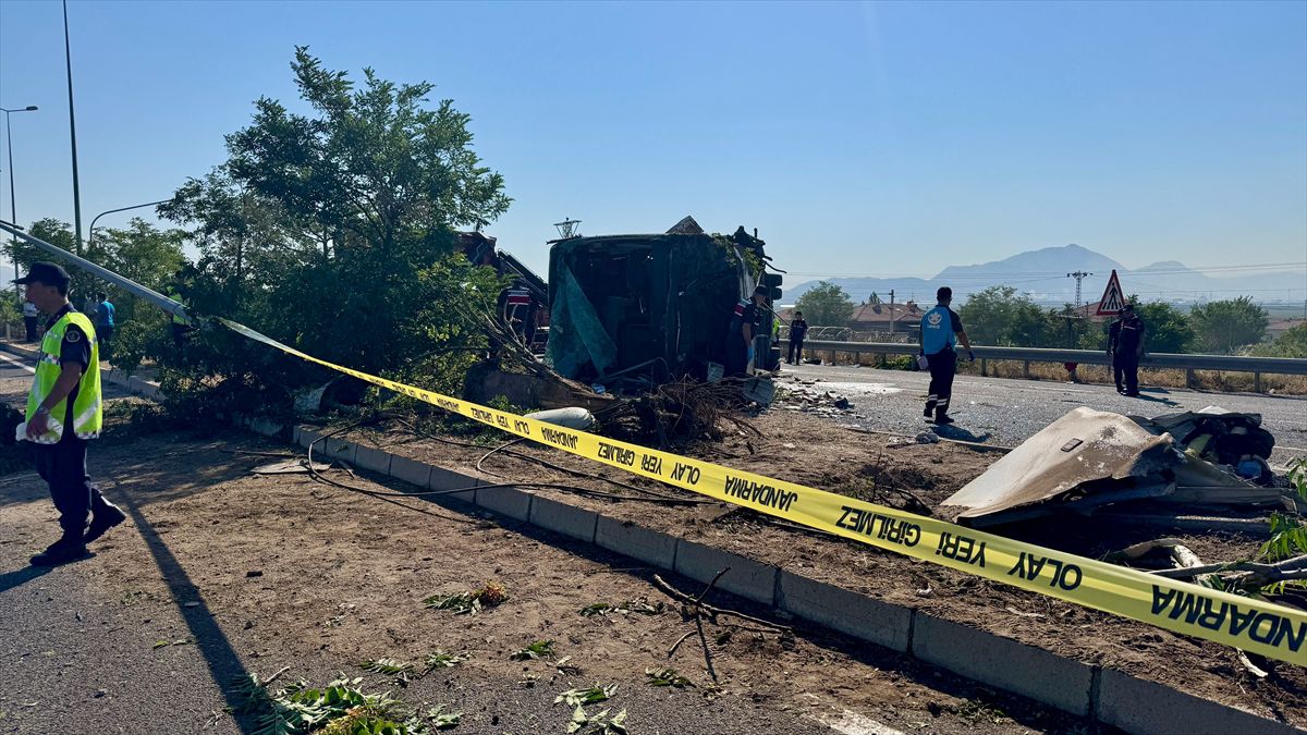 Kayseri'de Yolcu Otobüsü Devrildi: 20 Yaralı