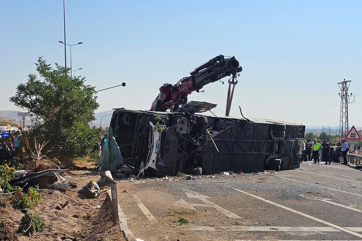 Kayseri’de yolcu otobüsü yan yattı, kazada 20 kişi yaralandı