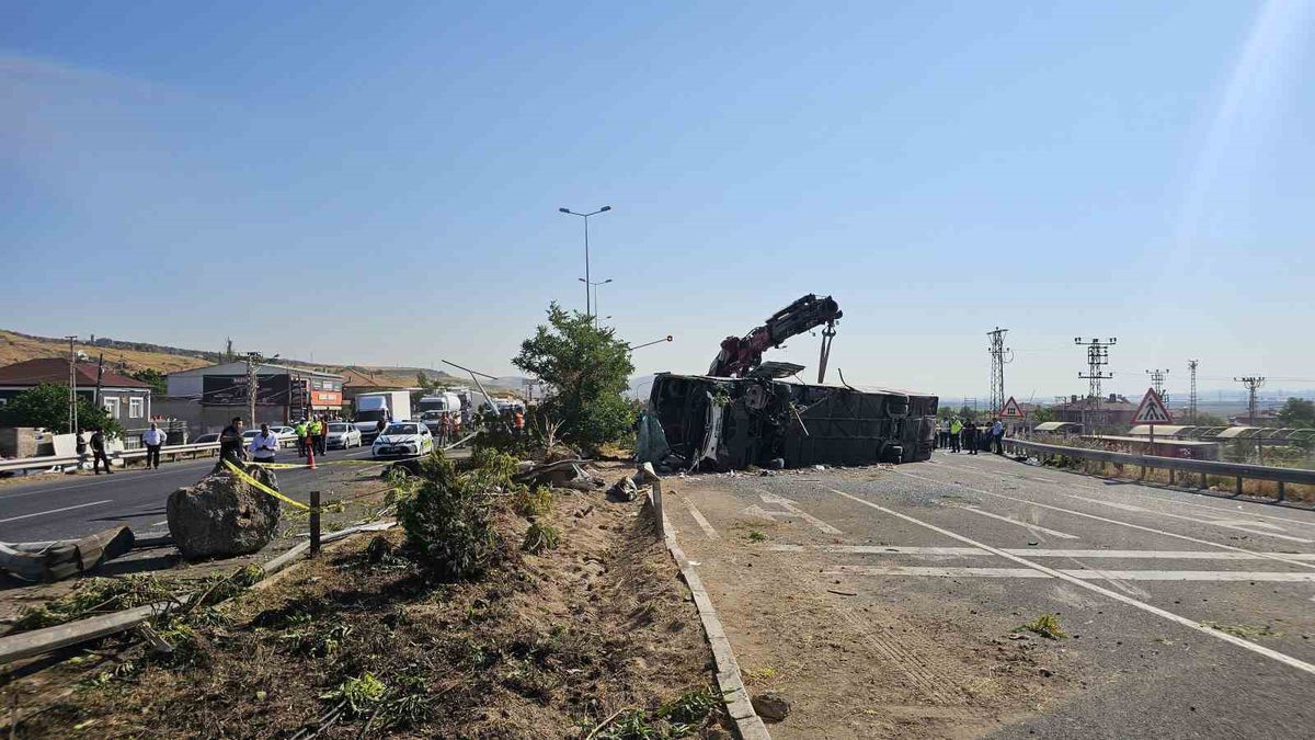 Kayseri'de Otobüs Kazası: 1 Ölü, 24 Yaralı