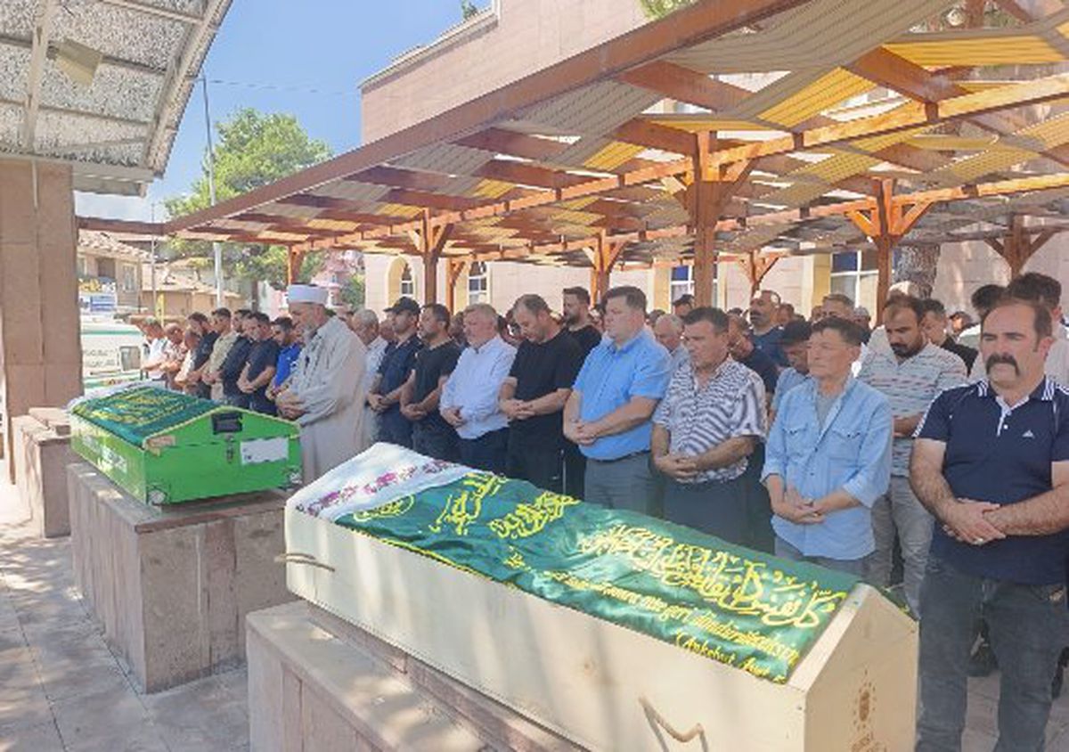 İznik'teki feci kazada hayatını kaybeden anne ile kızı Çorum'da toprağa verildi
