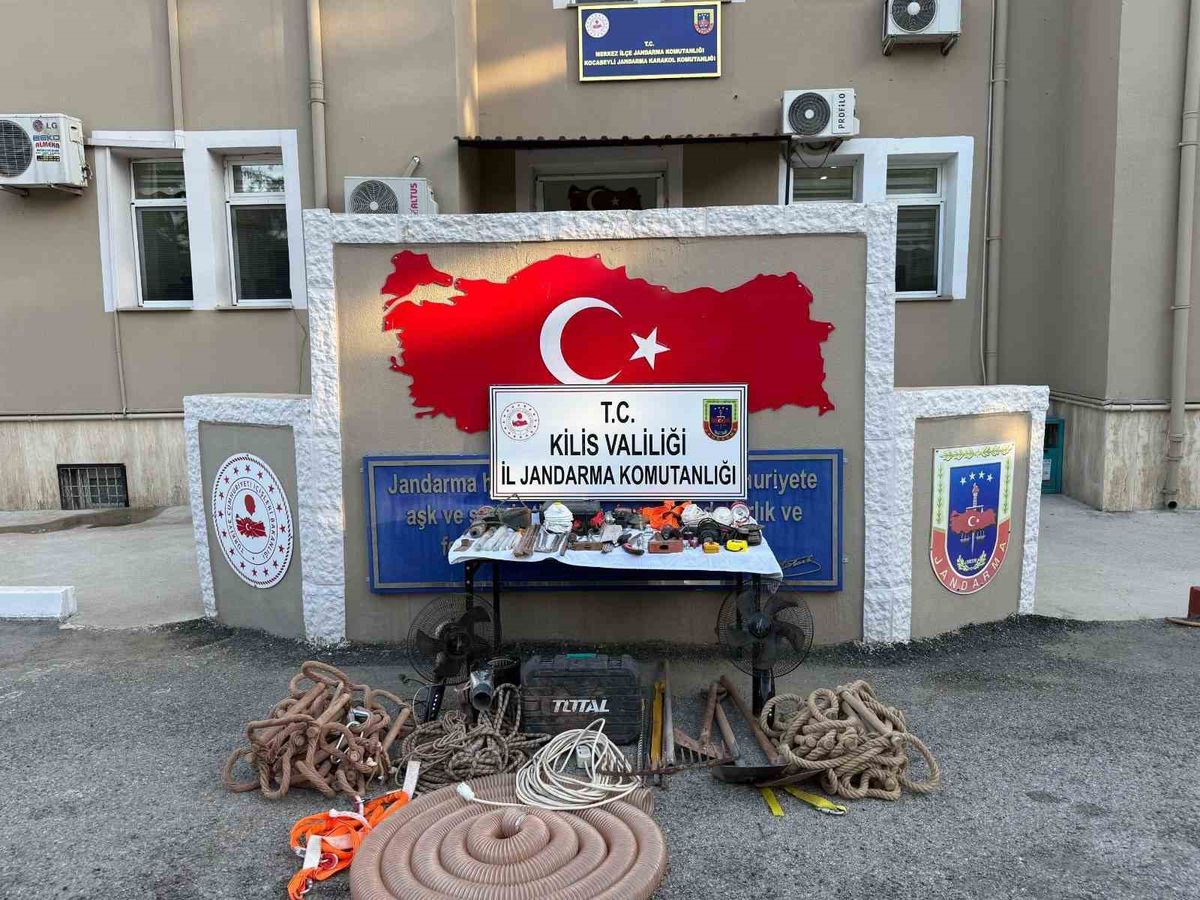 Kilis'te İzinsiz Kazı Yapan 4 Şüpheli Suçüstü Yakalandı