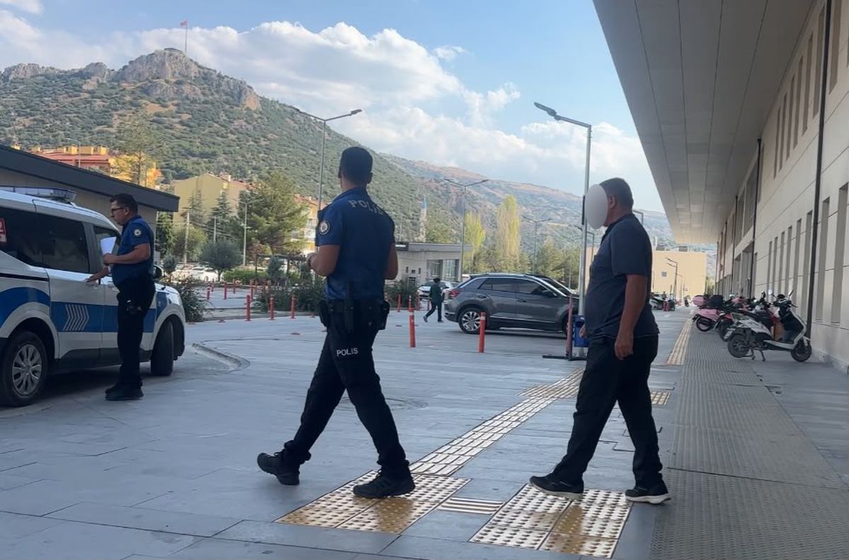 Burdur'da Park Kavgası: Baba ve Oğul Bıçaklandı
