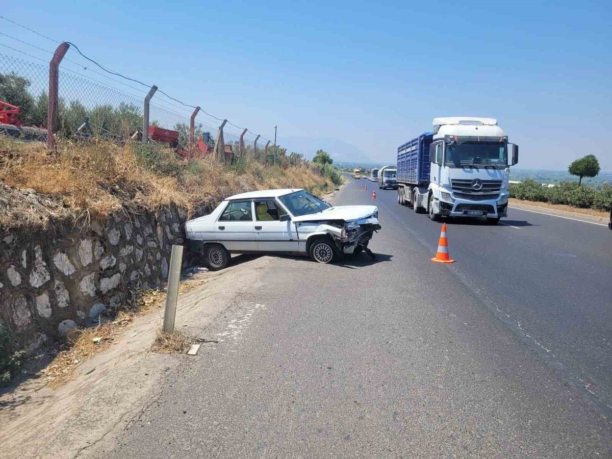 Turgutlu'da tır otomobile çarptı: 2 yaralı