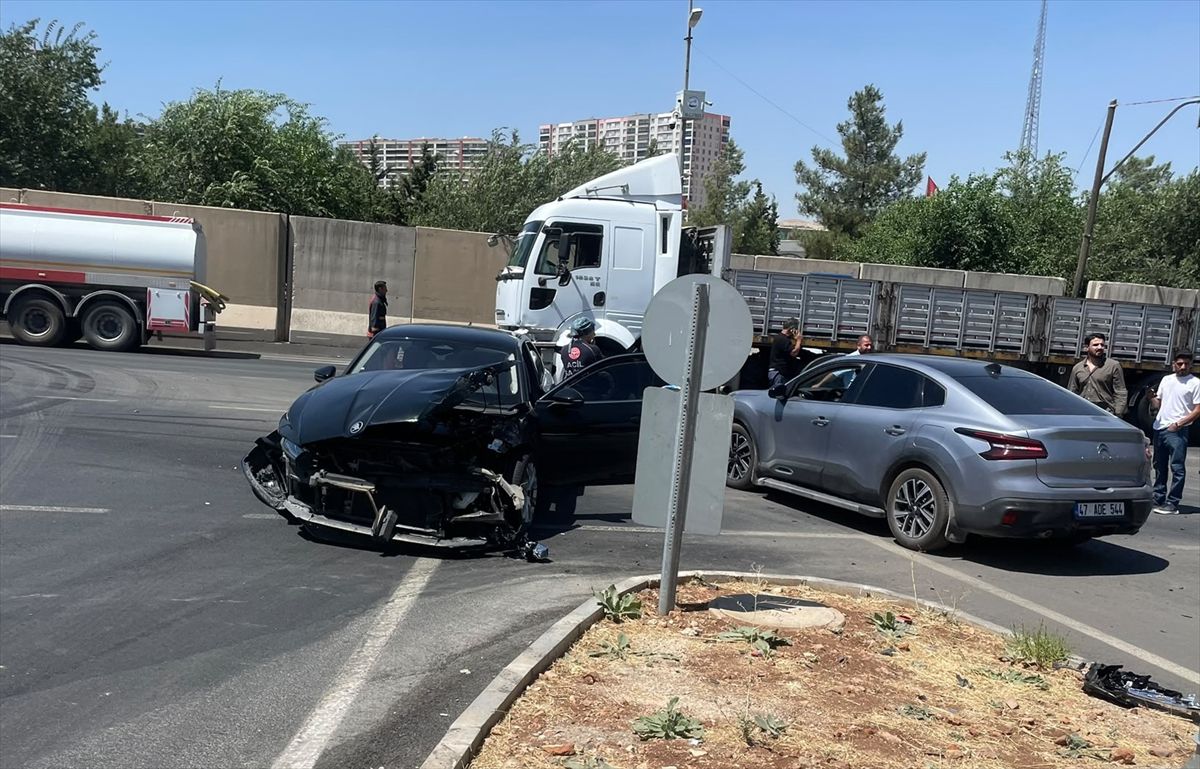 Mardin'de Zincirleme Trafik Kazası: 3 Araç Çarpıştı