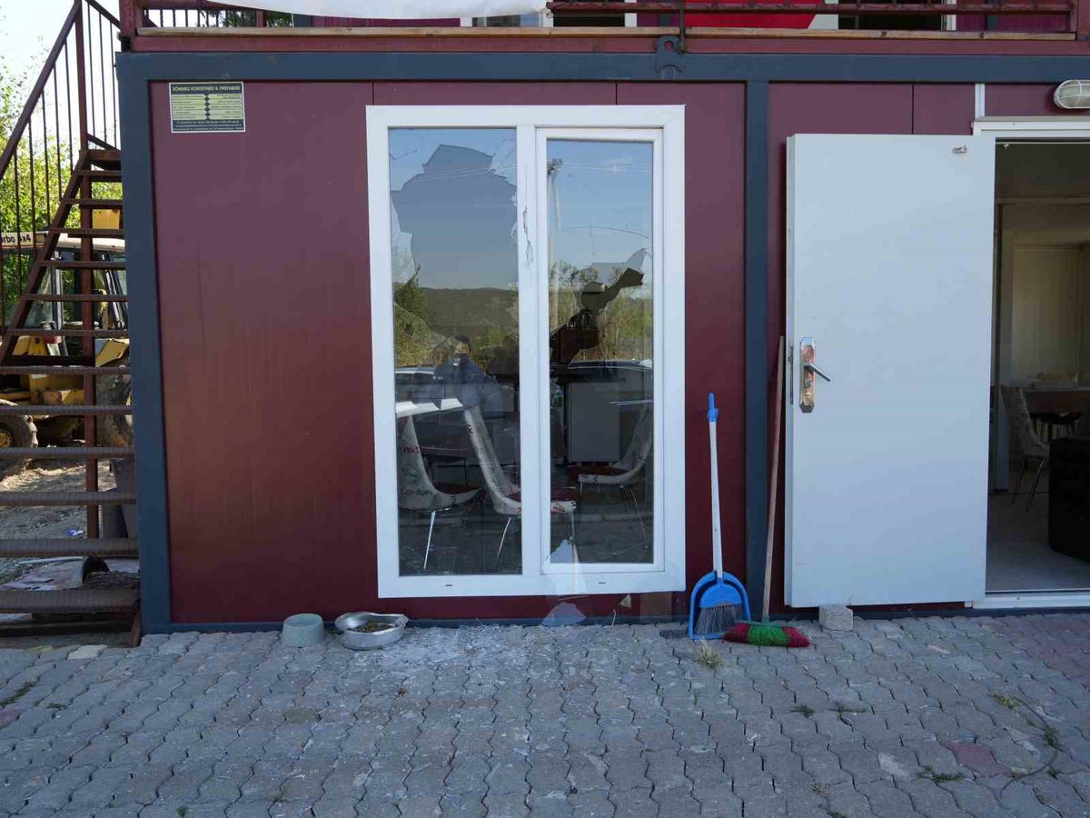 Maskeli Saldırgan Kooperatifin Camlarını Kırdı