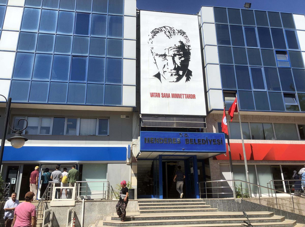 Menderes Belediyesi'ne rüşvet operasyonu: Başkan Çiçek gözaltında