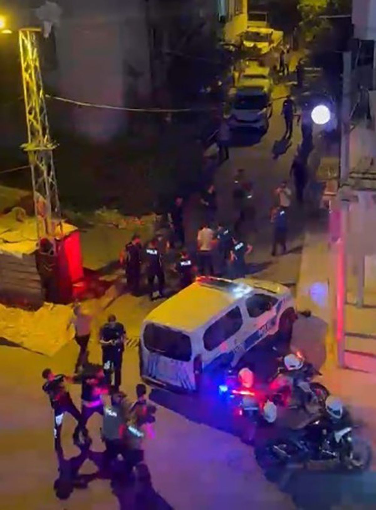 Mersin'de silahlı aile kavgası: Balkonundaki genç hayatını kaybetti