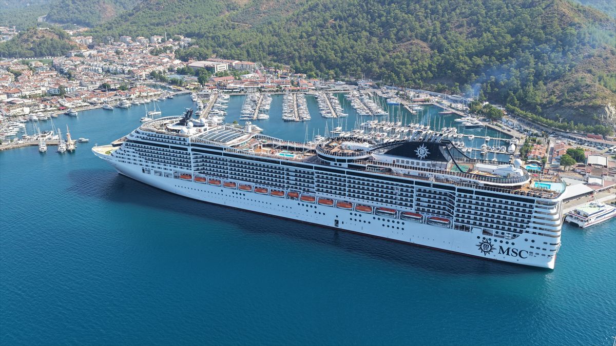 Marmaris'e dev kruvaziyer ile 4 bin 140 turist geldi