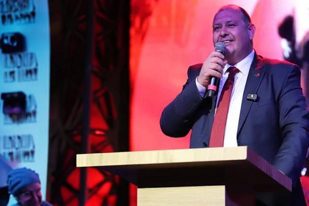 Rüşvetten gözaltına alınan başkana ait olduğu öne sürülen mesajlar olay oldu: Bu salakları kullanıyorum