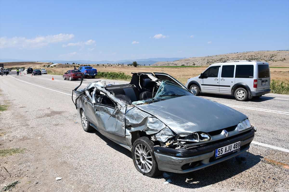Vezirköprü'de kamyonet-otomobil çarpıştı: 6 yaralı