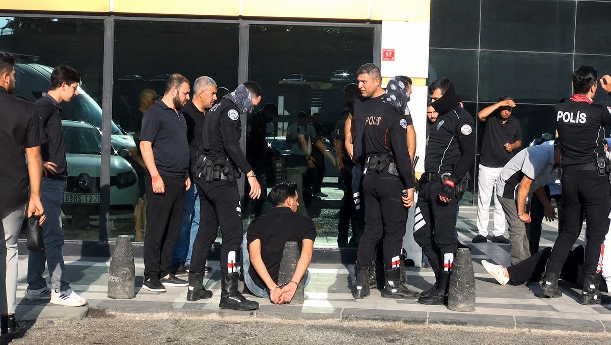 Şanlıurfa'da Otobüs Terminalinde Taşlı, Sopalı ve Bıçaklı Kavga: 3 Yaralı, 4 Gözaltı