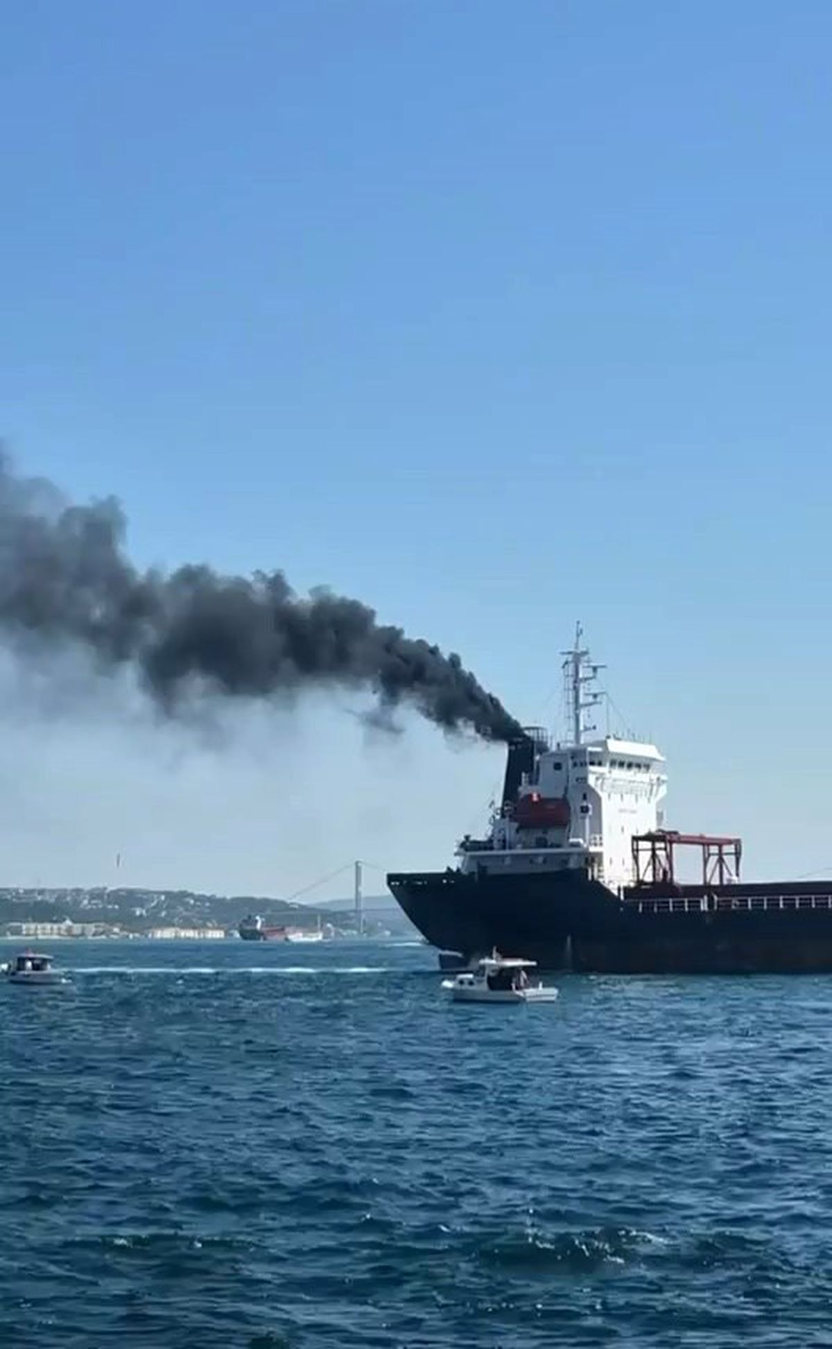 Sarayburnu'nda Gemi Bacasından Duman